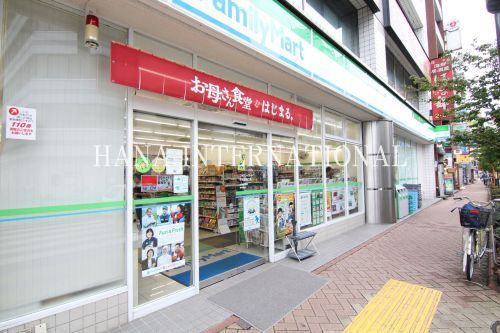 近くのファミリーマート 平井駅南口店まで228m（徒歩3分）