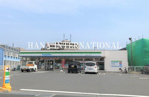 近くのファミリーマート　三山８丁目店まで369m（徒歩5分）