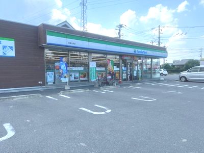 近くのファミリーマート 前橋六供店まで595m（徒歩8分）