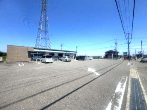 近くのファミリーマート 応神町西吉成店まで498m（徒歩7分）