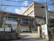 近くの小学校まで1,316m（徒歩17分）