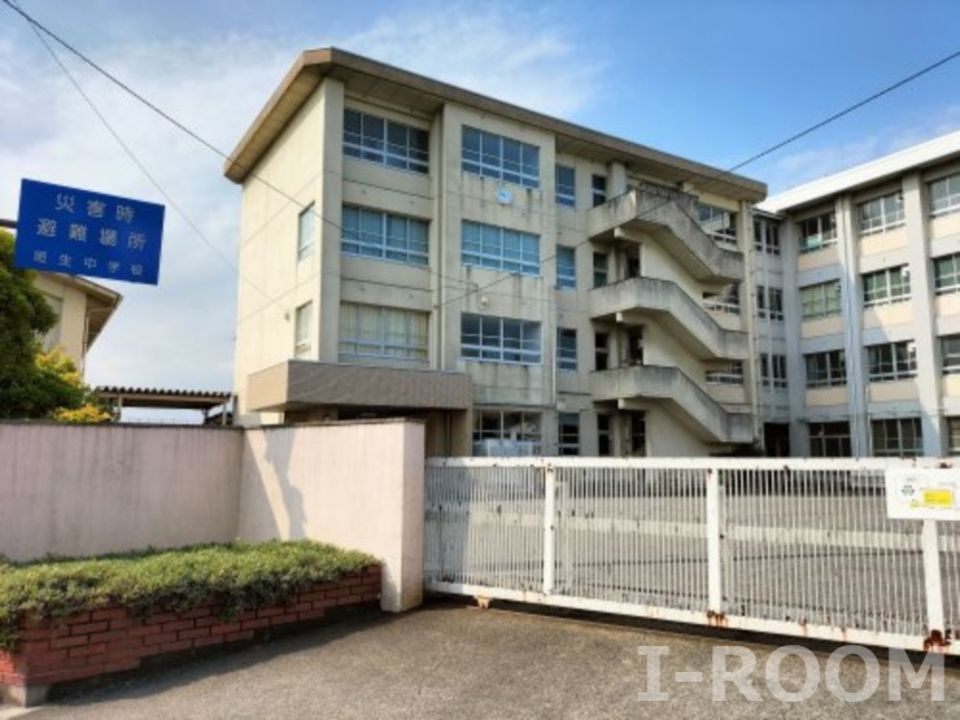 近くの松山市立垣生中学校まで1,121m（徒歩15分）