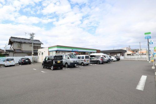 近くのファミリーマート 一宮木曽川七ノ通り店まで608m(徒歩8分)