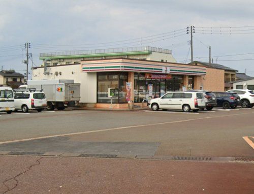 近くのコンビニまで110m（徒歩2分）