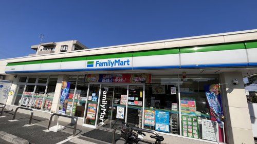 近くのファミリーマートまで304m（徒歩4分）