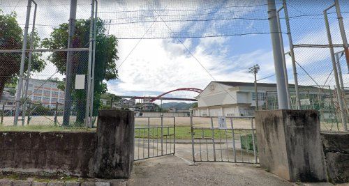 近くの呉市立警固屋小学校まで2,100m(徒歩27分)