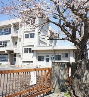 近くの横須賀市立長井小学校まで331m（徒歩5分）
