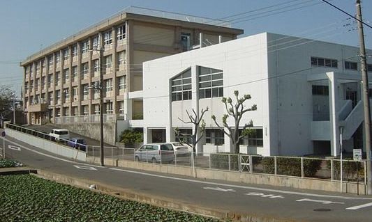 近くの横須賀市立長井中学校まで310m（徒歩4分）