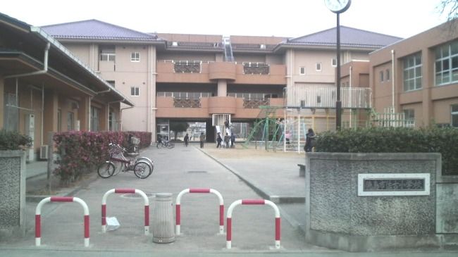 近くの徳島市佐古小学校まで970m（徒歩13分）