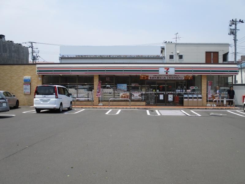 近くのコンビニまで852m（徒歩11分）