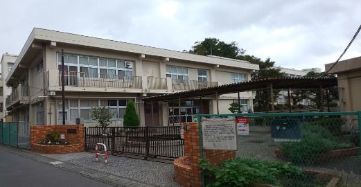近くの横浜市立釜利谷小学校まで432m（徒歩6分）