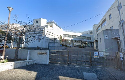 近くの横浜市立釜利谷南小学校まで1,036m（徒歩13分）