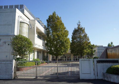 近くの横浜市立釜利谷中学校まで1,275m（徒歩16分）