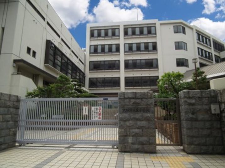 近くの大阪市立東中学校まで1,095m（徒歩14分）
