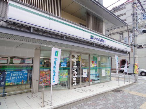 近くのファミリーマート 七条新町店まで132m（徒歩2分）