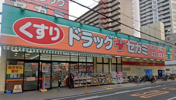近くのドラッグセガミまで623m（徒歩8分）