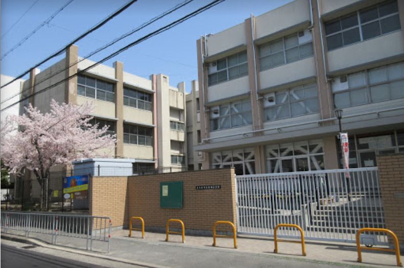 近くの東大阪市立柏田小学校まで612m(徒歩8分)