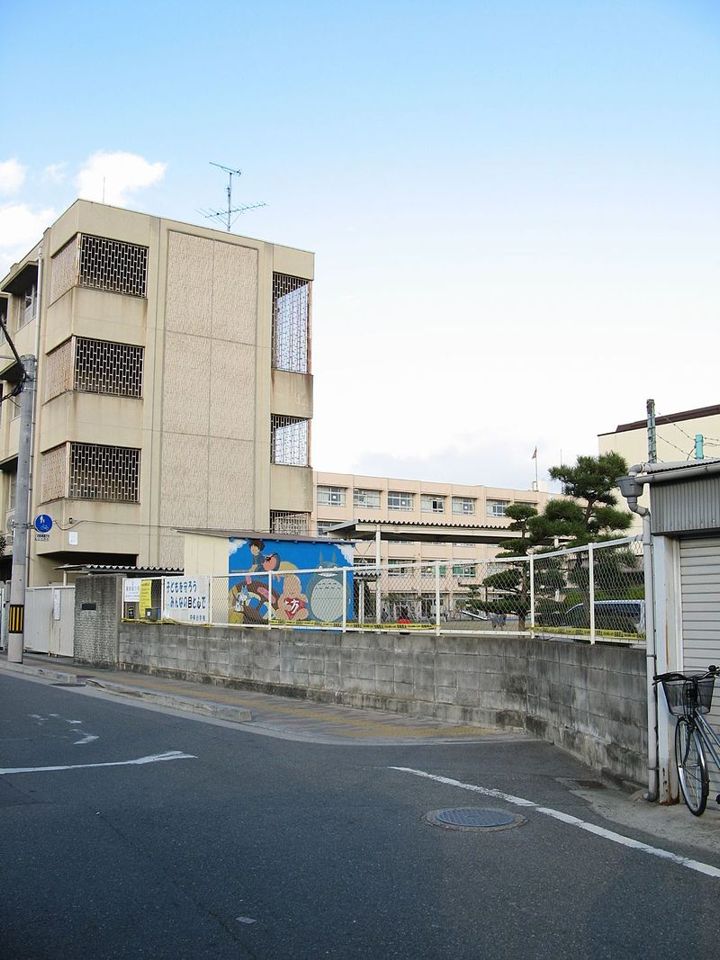 近くの寝屋川市立中央小学校まで744m(徒歩10分)