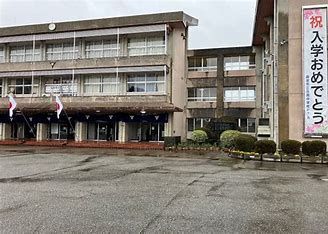 近くの砺波市立庄西中学校まで1,289m（徒歩17分）