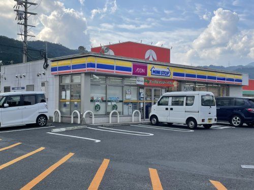 近くのミニストップ 大津大門通店まで857m（徒歩11分）