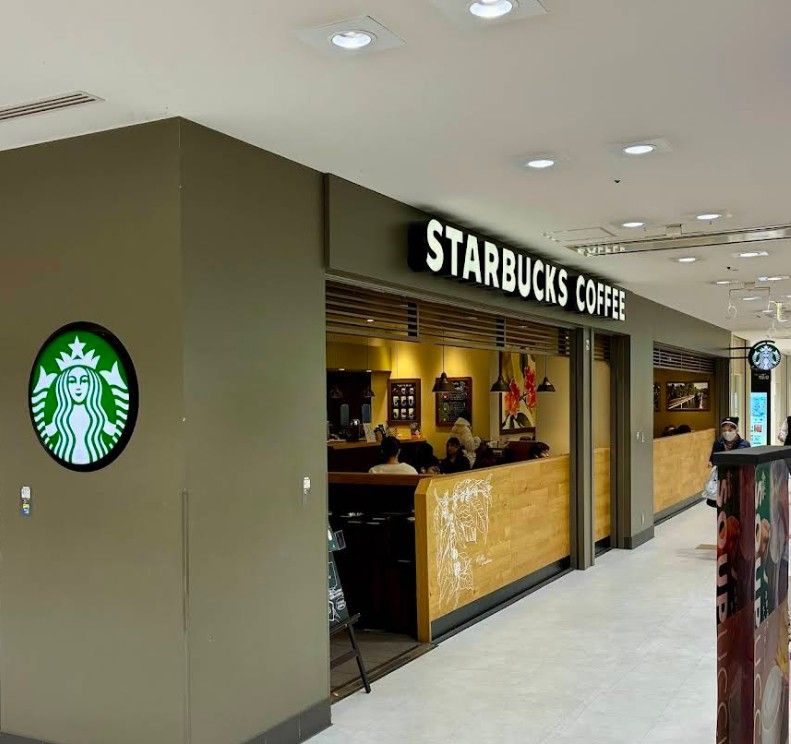 近くのスターバックスコーヒー 蛍池ルシオーレ店まで370m（徒歩5分）