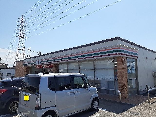 近くのコンビニまで278m（徒歩4分）