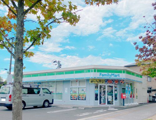 近くのファミリーマート川内駅東口店まで891m(徒歩12分)