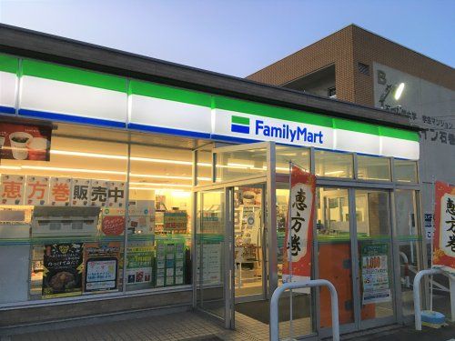 近くのファミリーマート石巻開北一丁目店まで804m（徒歩11分）