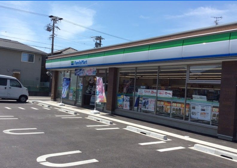 近くのコンビニまで374m（徒歩5分）