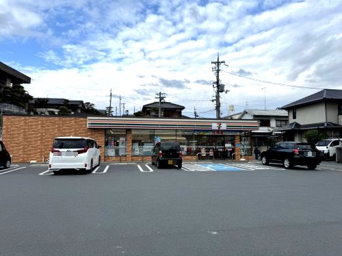 近くのセブンイレブン橋本東家店まで742m（徒歩10分）