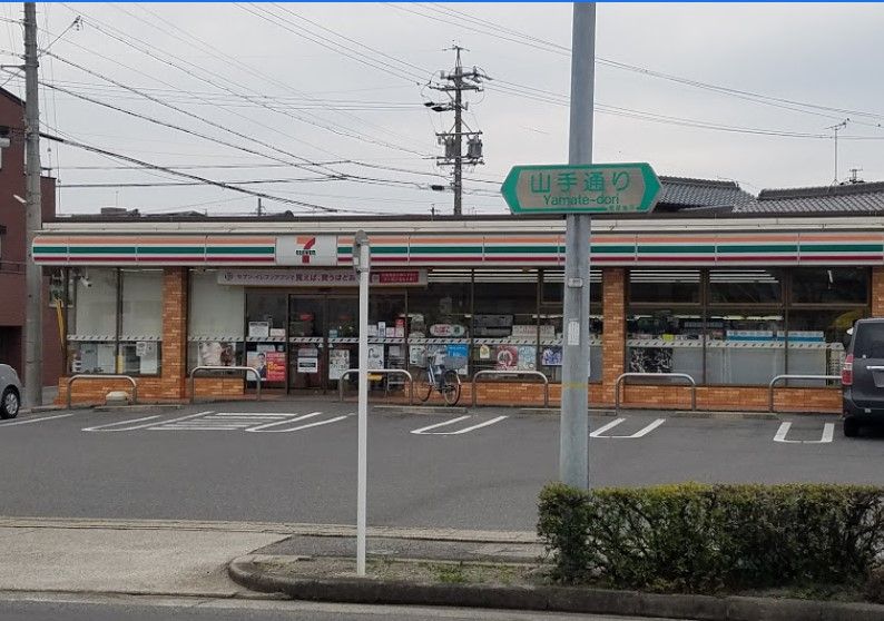 近くのコンビニまで225m（徒歩3分）