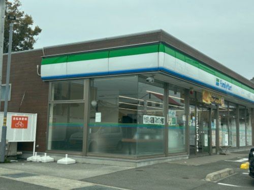 近くのファミリーマート 今治郷本町店まで706m(徒歩9分)
