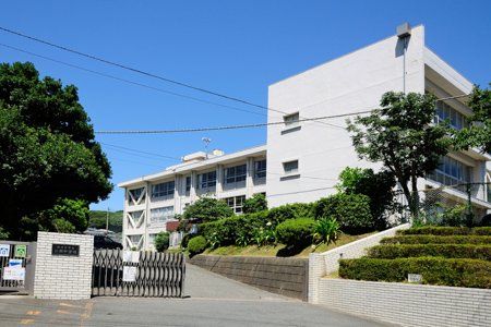 近くの横須賀市立公郷中学校まで803m(徒歩11分)