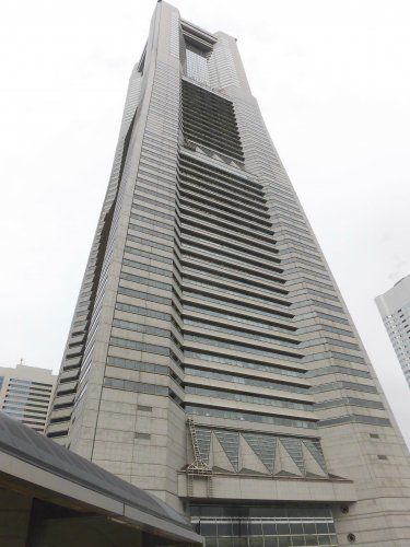 近くの横浜ランドマークタワーまで1,033m(徒歩13分)