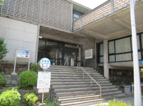 近くの神奈川県立図書館まで646m(徒歩9分)
