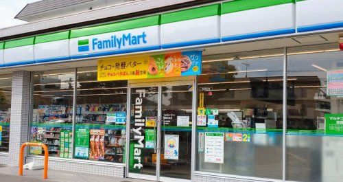 近くのファミリーマート 楠葉中町店まで608m(徒歩8分)