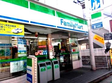 近くのファミリーマート横浜富岡西七丁目店まで760m（徒歩10分）