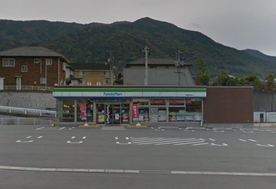 近くのファミリーマート 郷原野路の里店まで812m(徒歩11分)