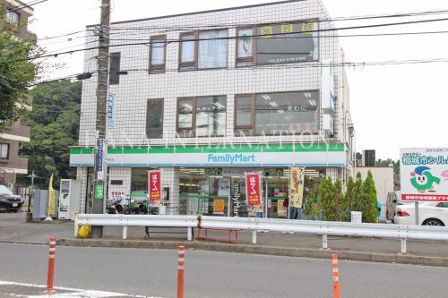 近くのファミリーマート京王稲城駅前店まで1,244m（徒歩16分）