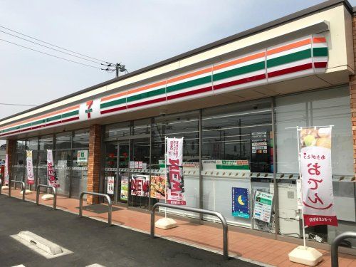 近くのコンビニまで879m（徒歩11分）