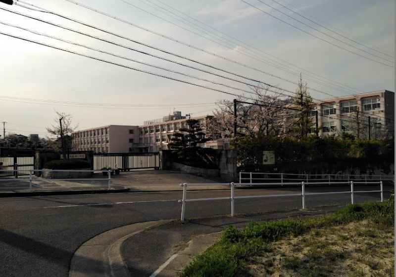 近くの小学校まで745m（徒歩10分）
