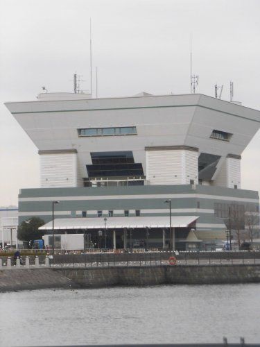 近くの大さん橋ホールまで2,185m（徒歩28分）