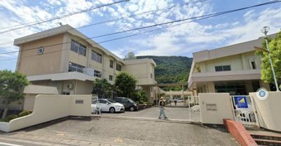 近くの高松市立屋島東小学校まで1,620m(徒歩21分)