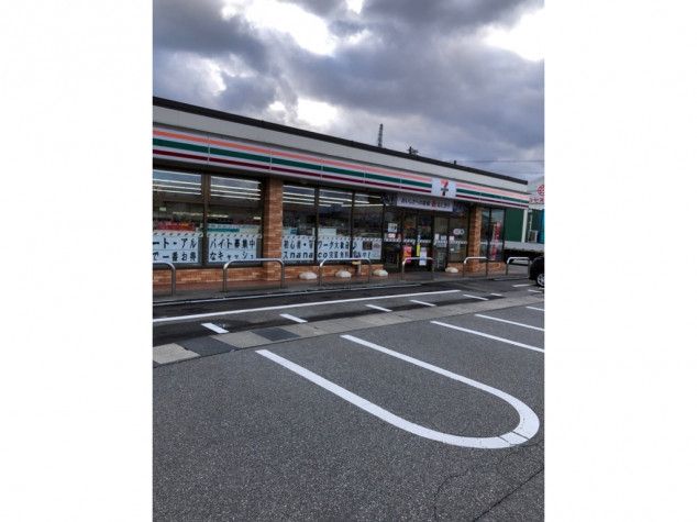 近くのセブンイレブン　小矢部津沢店まで470m（徒歩6分）