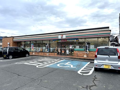 近くのセブンイレブン橋本隅田店まで402m（徒歩6分）