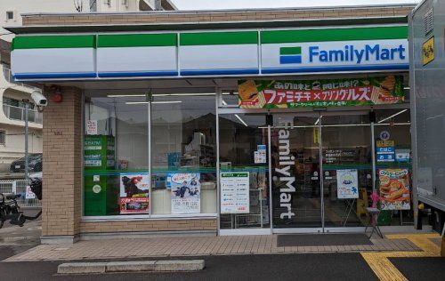 近くのファミリーマート 豊中東泉丘店まで1,876m（徒歩24分）