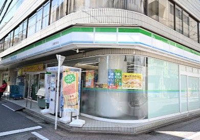 近くのファミリーマート 三鷹駅前店まで138m（徒歩2分）