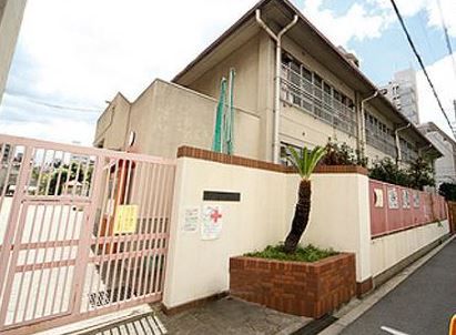 近くの堀江幼稚園まで561m（徒歩8分）