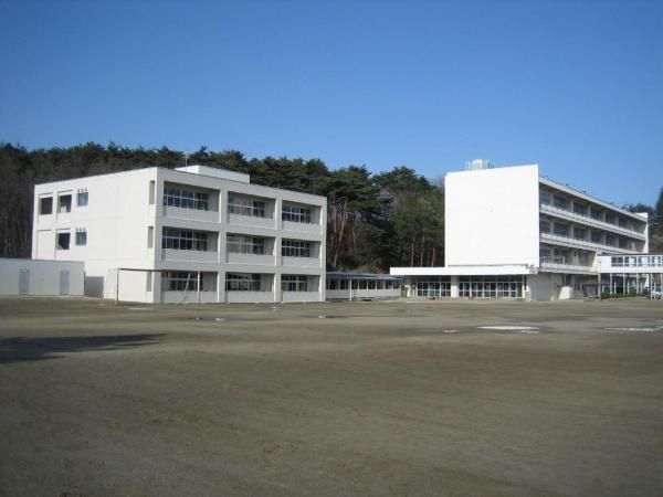 近くの仙台市立八乙女中学校まで812m（徒歩11分）