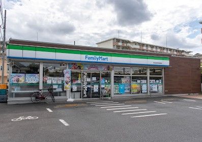 近くのコンビニまで739m（徒歩10分）